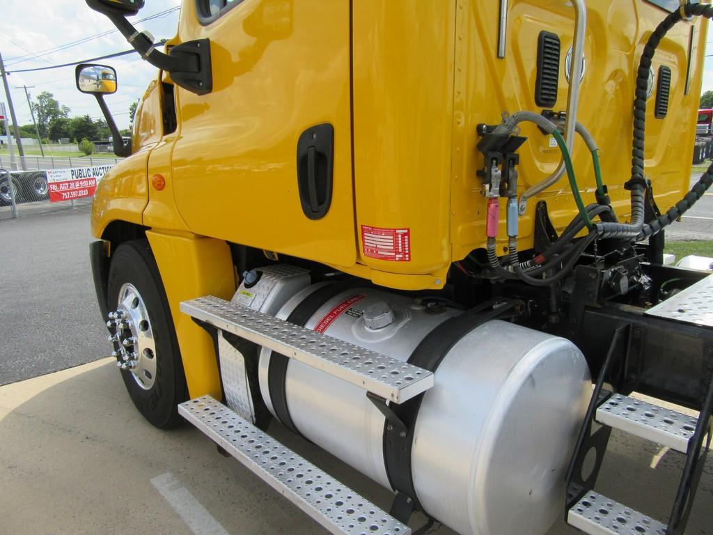 2014 Freightliner Cascadia Daycab Tractor