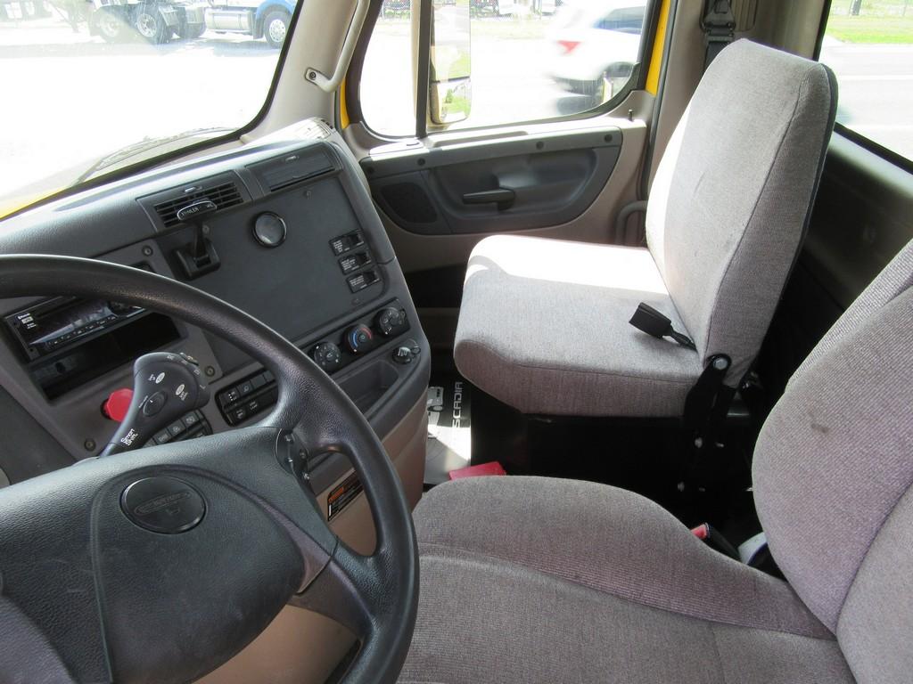 2014 Freightliner Cascadia Daycab Tractor
