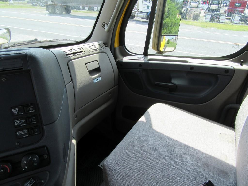 2014 Freightliner Cascadia Daycab Tractor