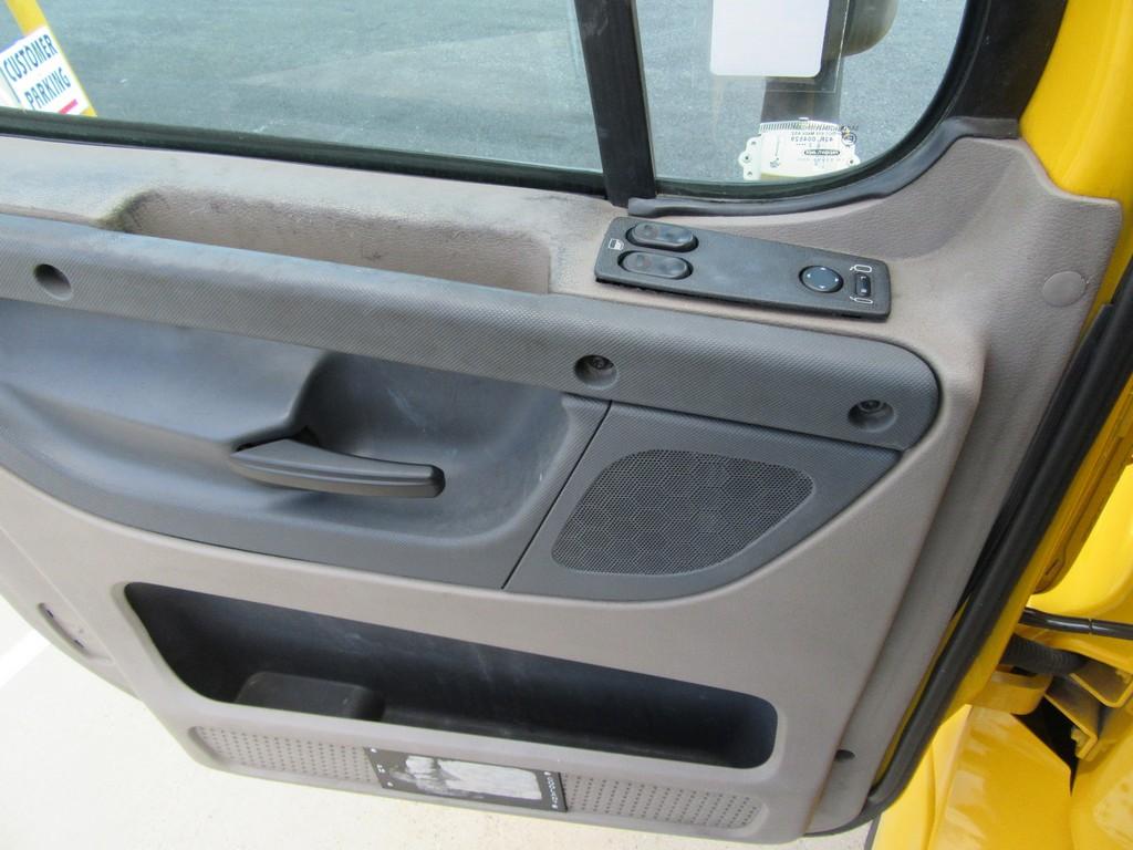 2014 Freightliner Cascadia Daycab Tractor