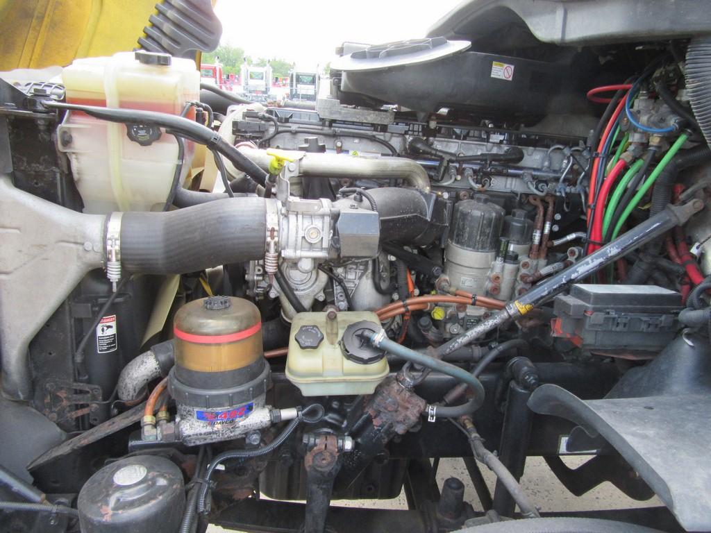 2014 Freightliner Cascadia Daycab Tractor
