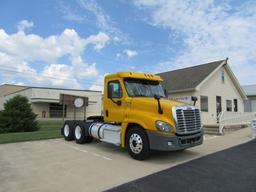 2014 Freightliner Cascadia Daycab Tractor