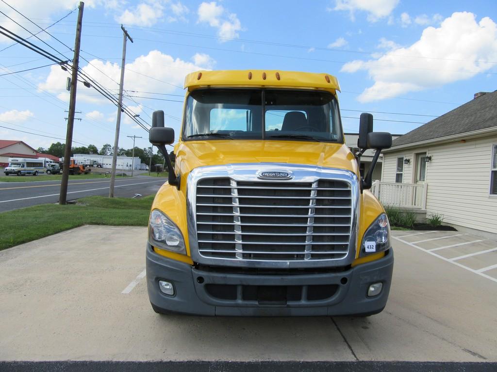 2014 Freightliner Cascadia Daycab Tractor