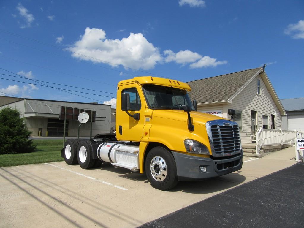 2014 Freightliner Cascadia Daycab Tractor
