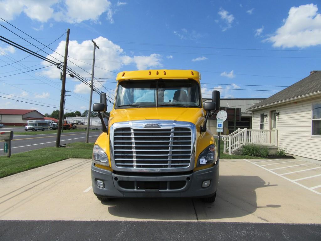 2014 Freightliner Cascadia Daycab Tractor