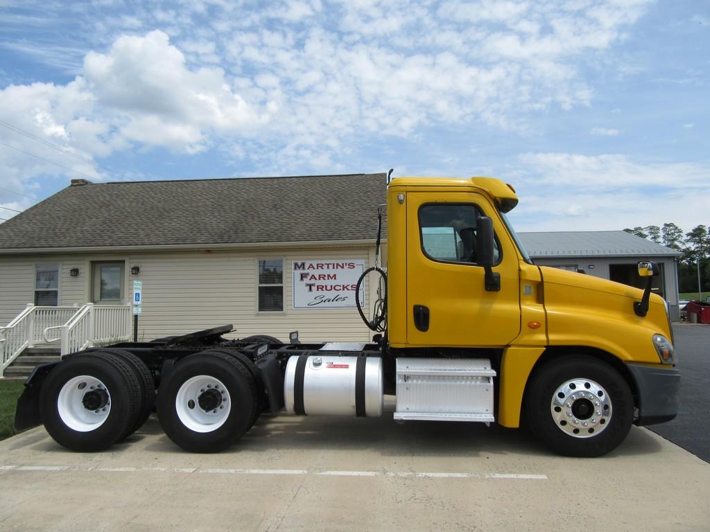 2014 Freightliner Cascadia Daycab Tractor