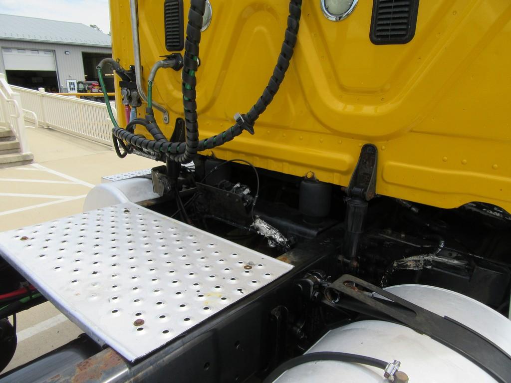2014 Freightliner Cascadia Daycab Tractor