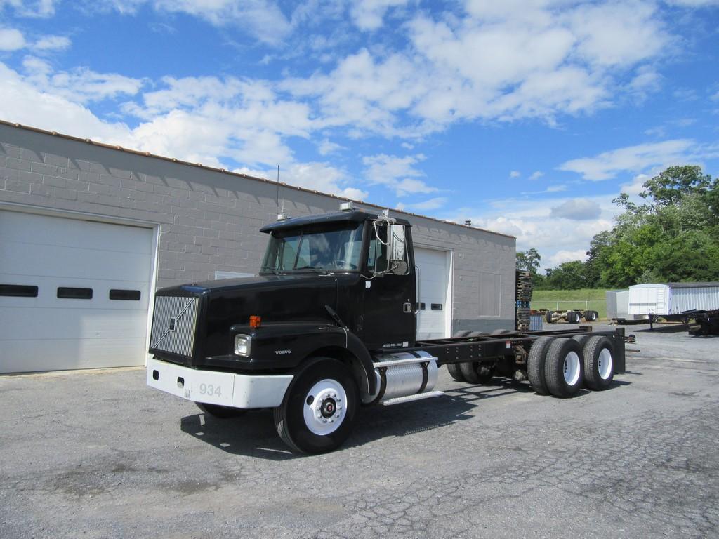 2000 Volvo WG64 Cab and Chassis