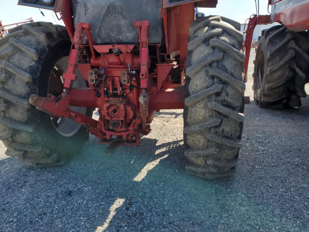 International 786 Tractor 'Runs & Operates'