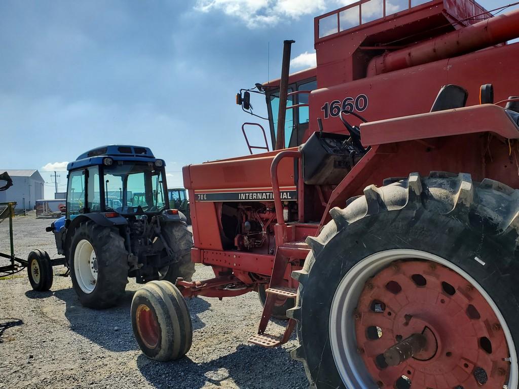 International 786 Tractor 'Runs & Operates'