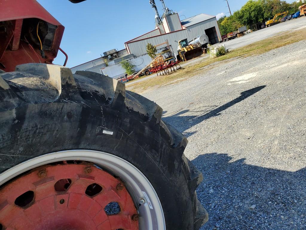 International 786 Tractor 'Runs & Operates'