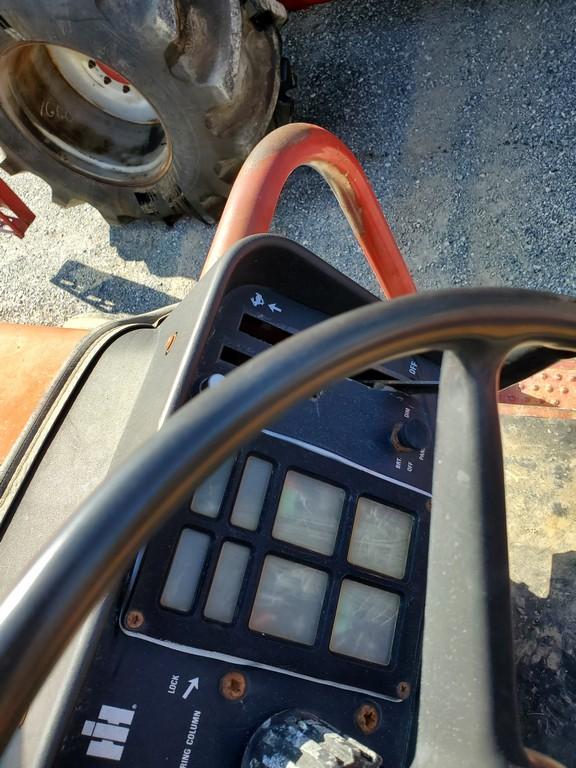 International 786 Tractor 'Runs & Operates'