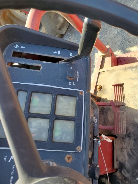International 786 Tractor 'Runs & Operates'