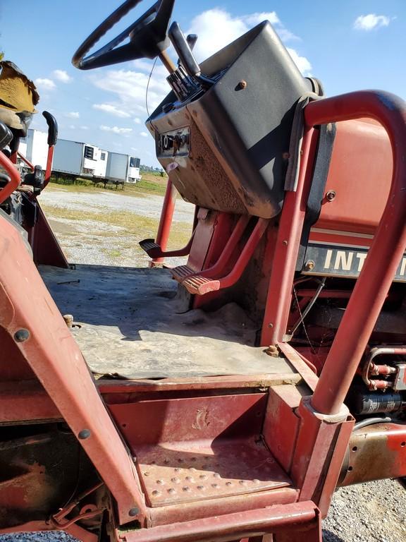 International 786 Tractor 'Runs & Operates'