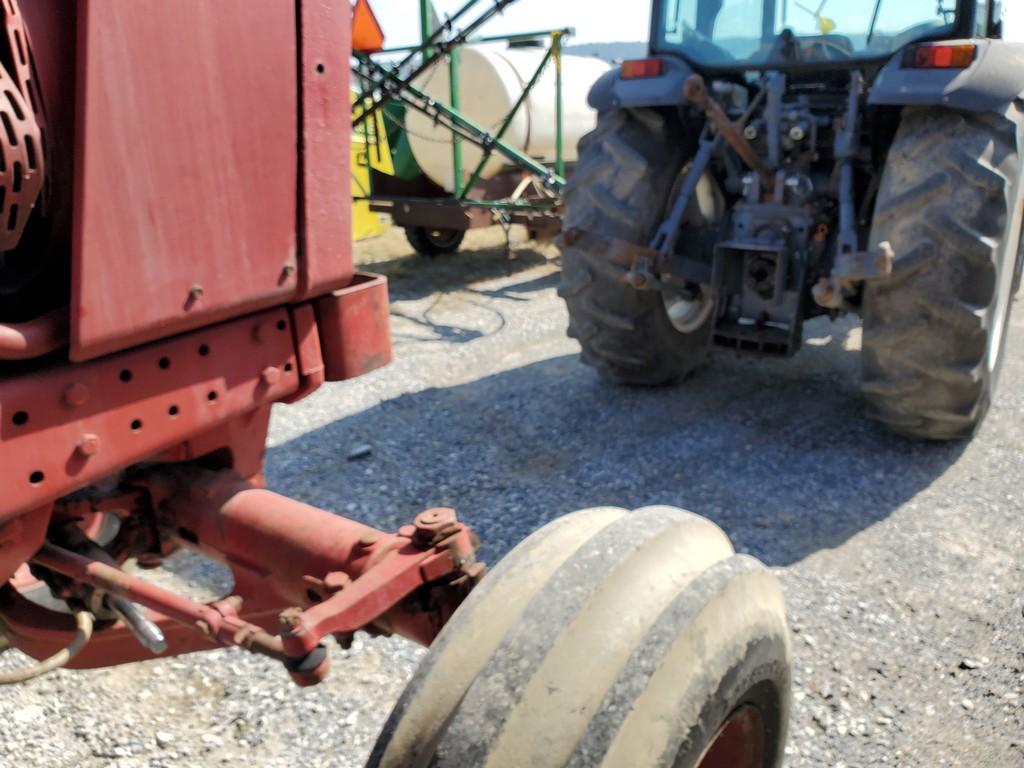 International 786 Tractor 'Runs & Operates'