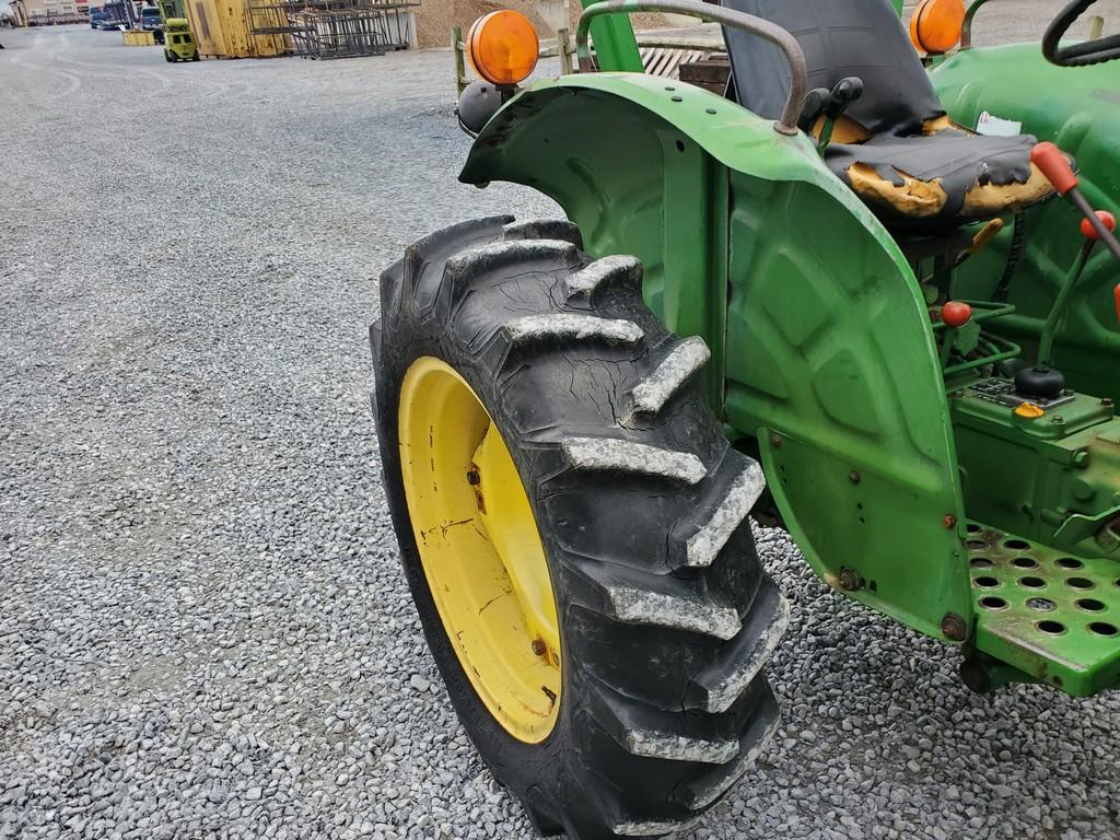 John Deere 850 Compact Loader Tractor