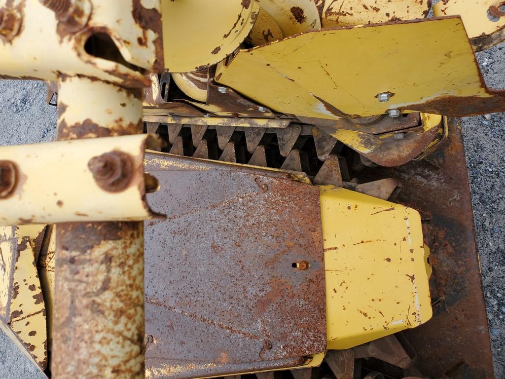 New Holland 824 Corn Head