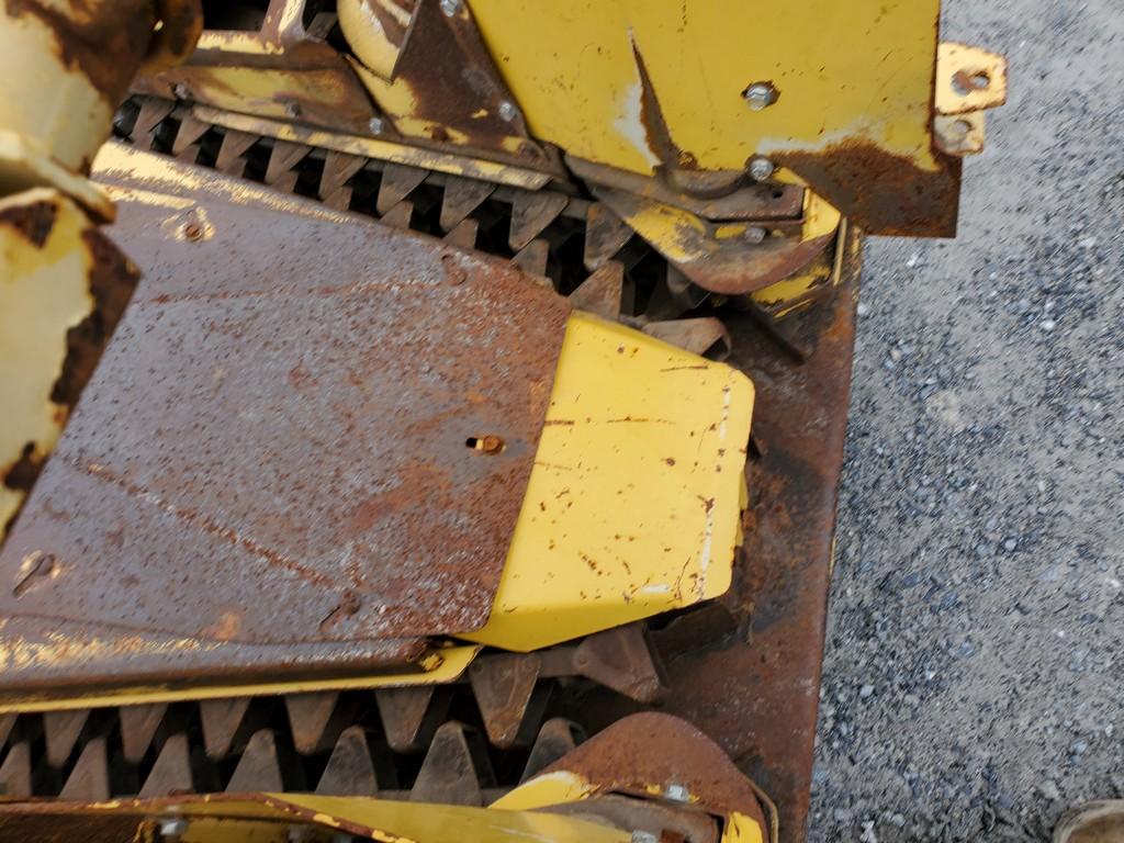 New Holland 824 Corn Head