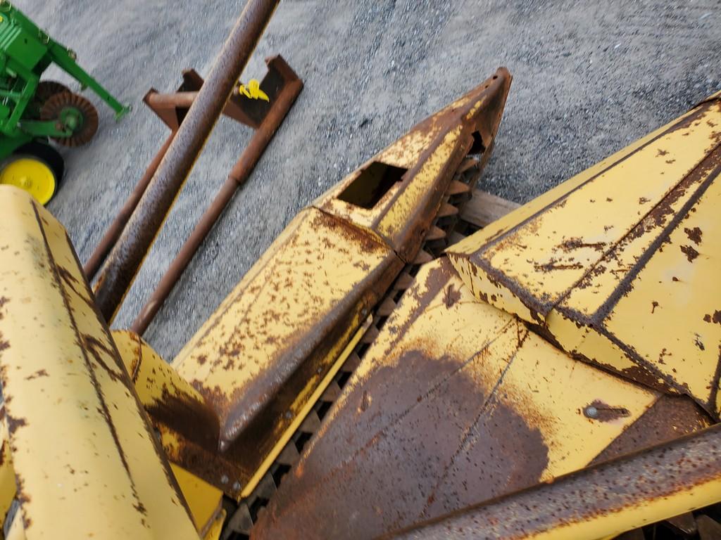 New Holland 824 Corn Head