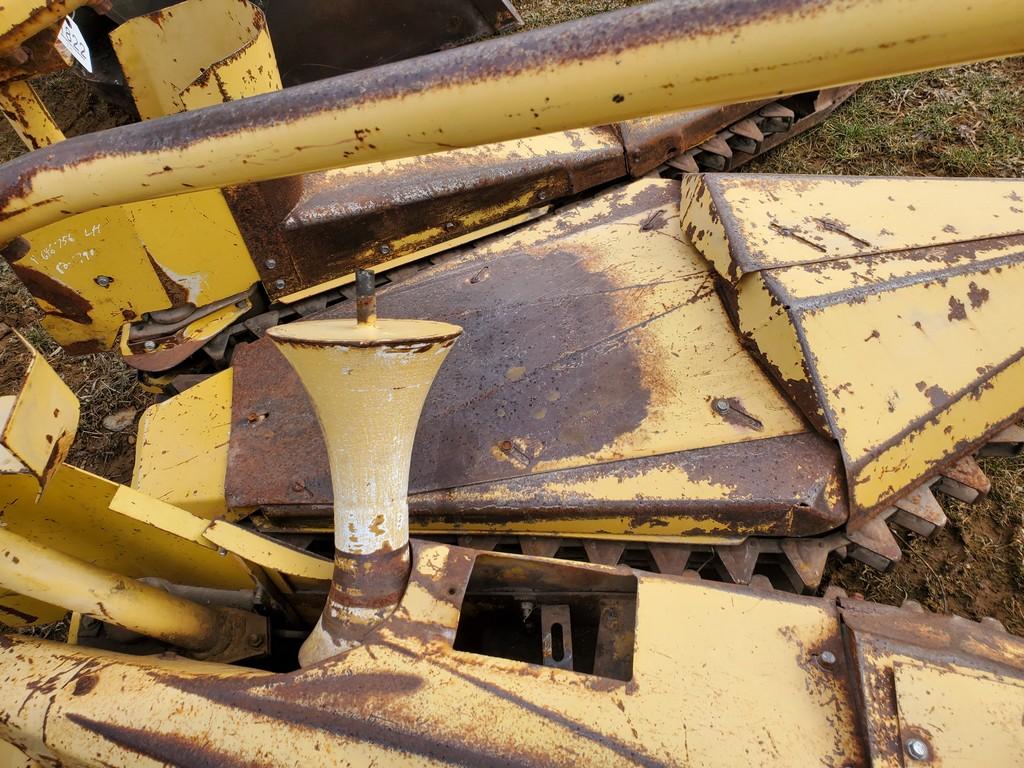New Holland 824 Corn Head