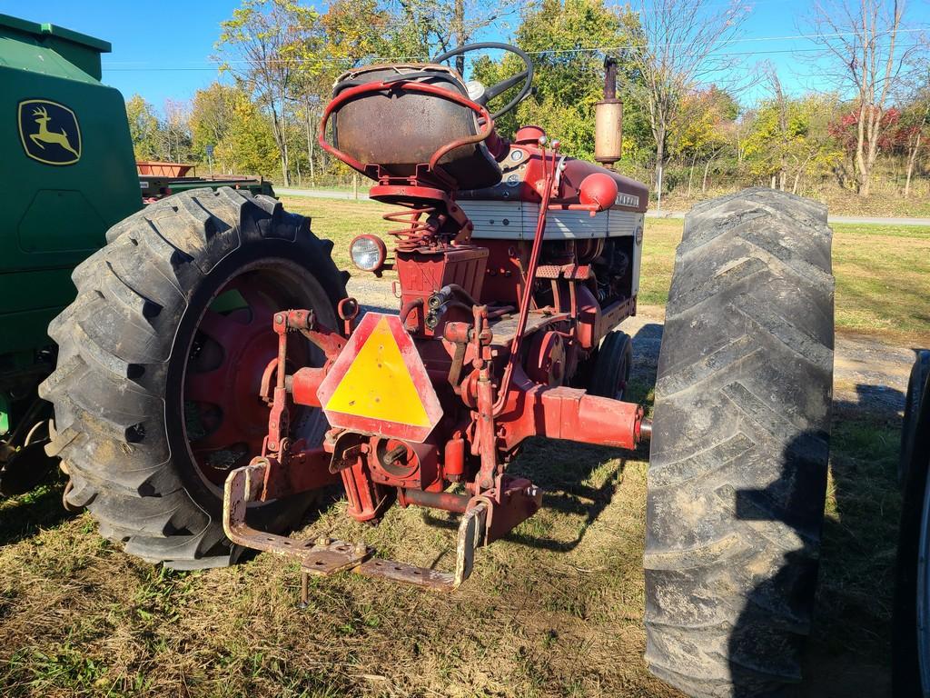 Farmall 560 Tractor 'Runs & Operates'