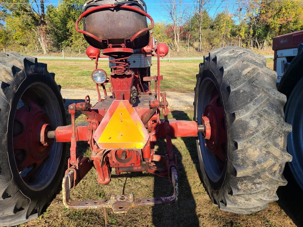 Farmall 560 Tractor 'Runs & Operates'