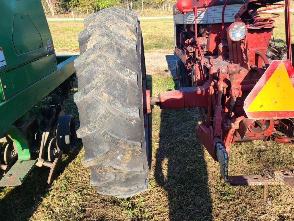 Farmall 560 Tractor 'Runs & Operates'