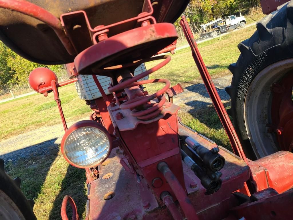 Farmall 560 Tractor 'Runs & Operates'