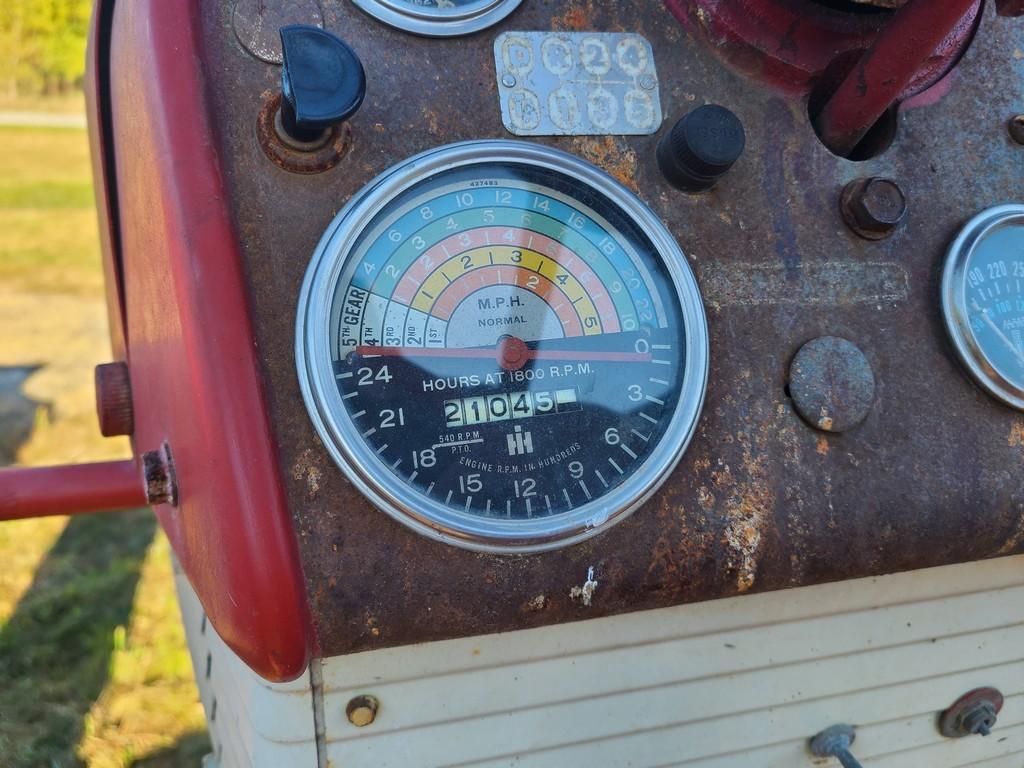 Farmall 560 Tractor 'Runs & Operates'