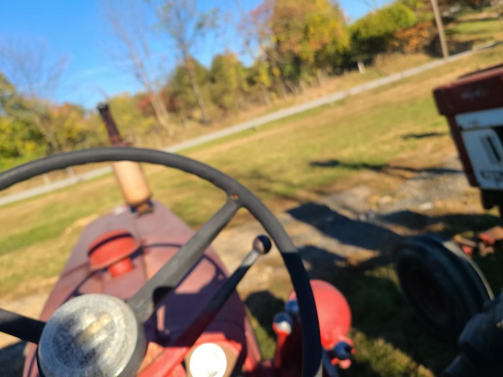 Farmall 560 Tractor 'Runs & Operates'