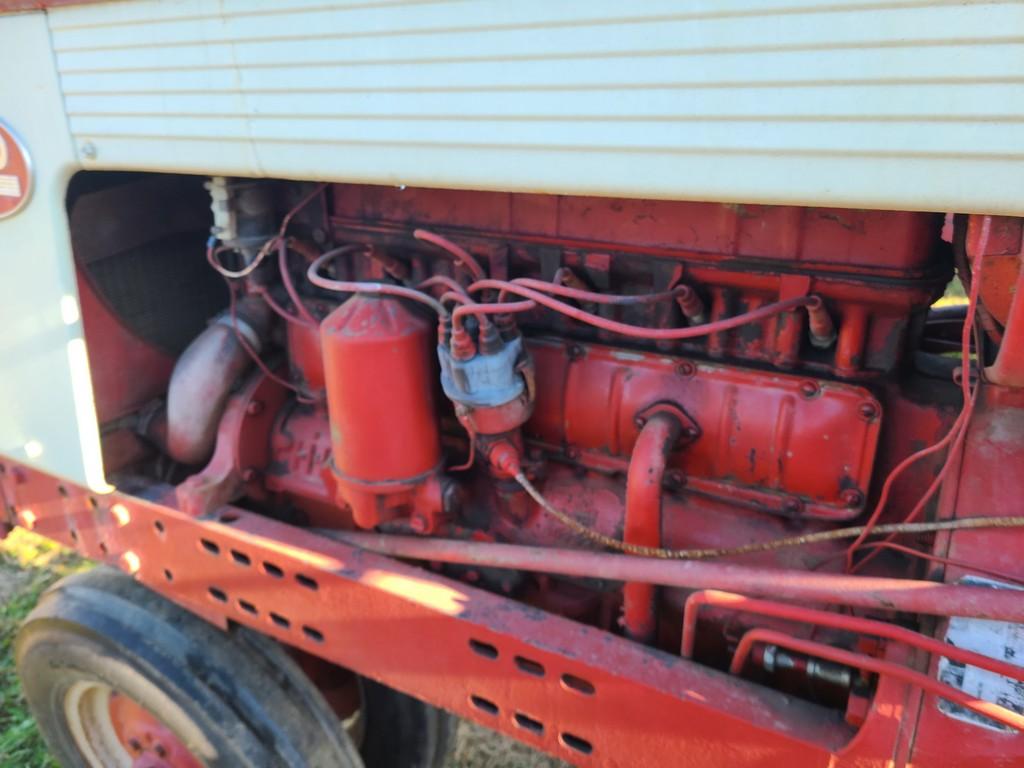 Farmall 560 Tractor 'Runs & Operates'