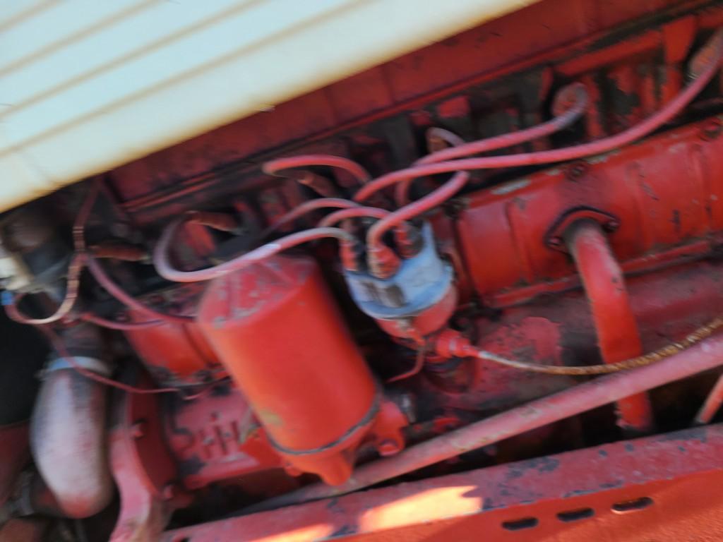 Farmall 560 Tractor 'Runs & Operates'