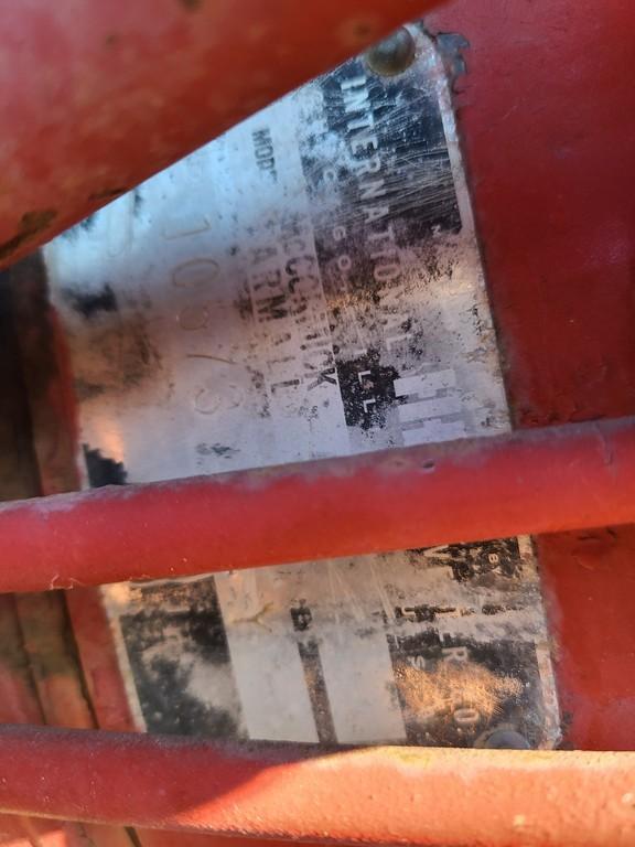 Farmall 560 Tractor 'Runs & Operates'