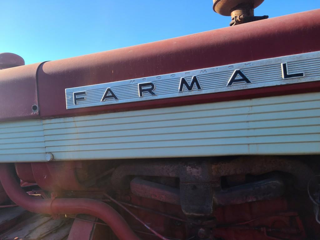 Farmall 560 Tractor 'Runs & Operates'