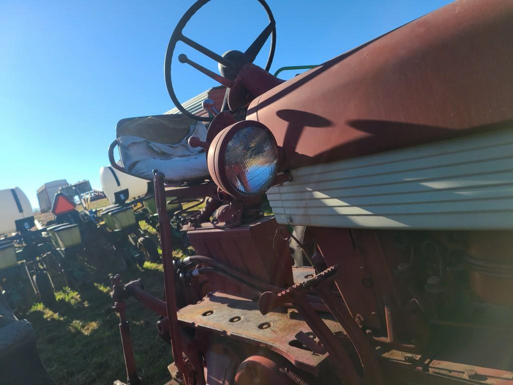 Farmall 560 Tractor 'Runs & Operates'