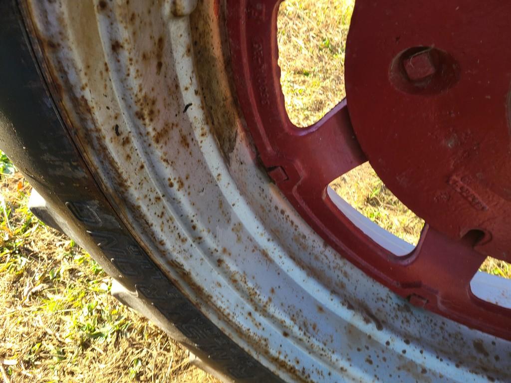 Farmall 560 Tractor 'Runs & Operates'