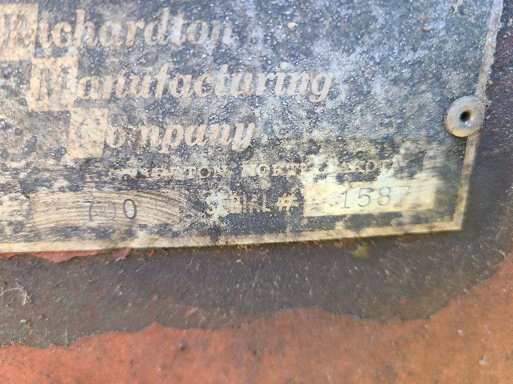 Richardton 700 Dump Cart