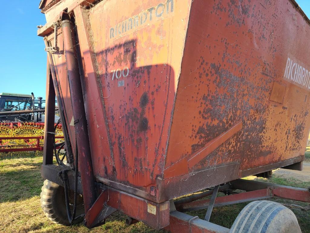 Richardton 700 Dump Cart