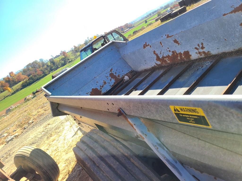New Idea 3622 Manure Spreader