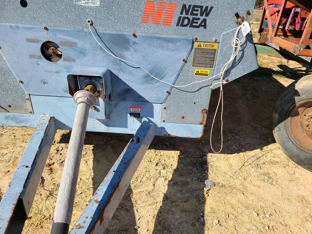New Idea 3622 Manure Spreader