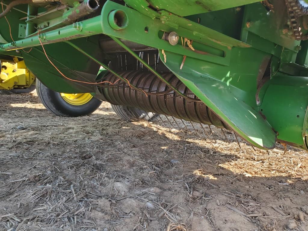 John Deere 335 Round Baler