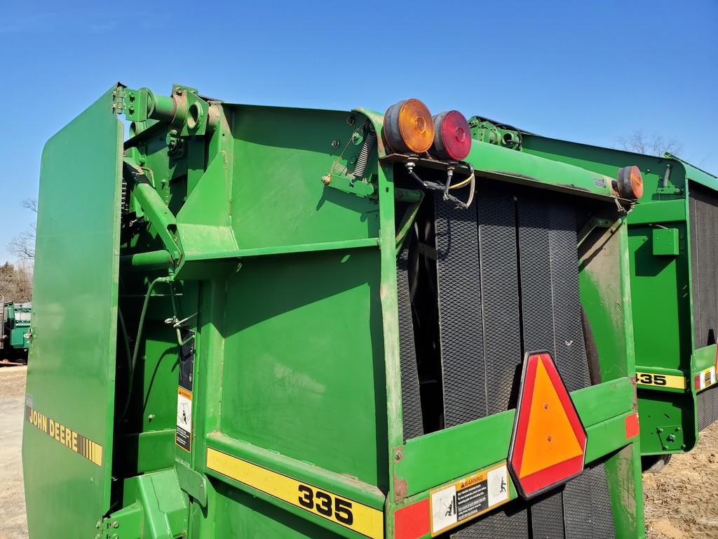 John Deere 335 Round Baler