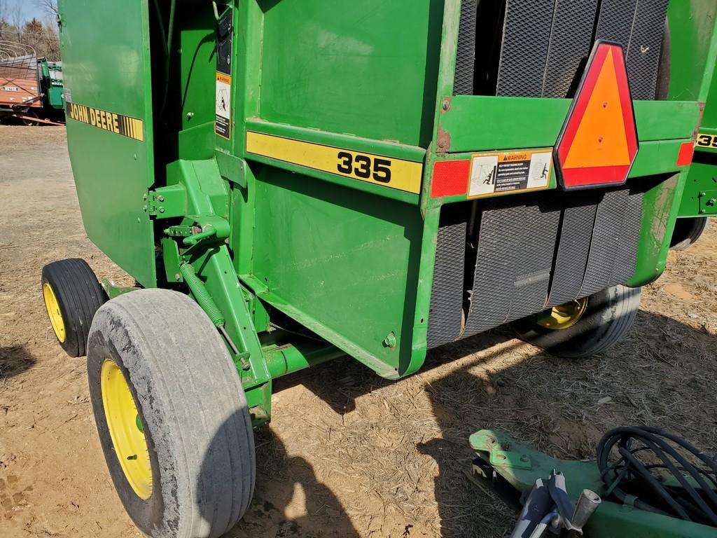 John Deere 335 Round Baler