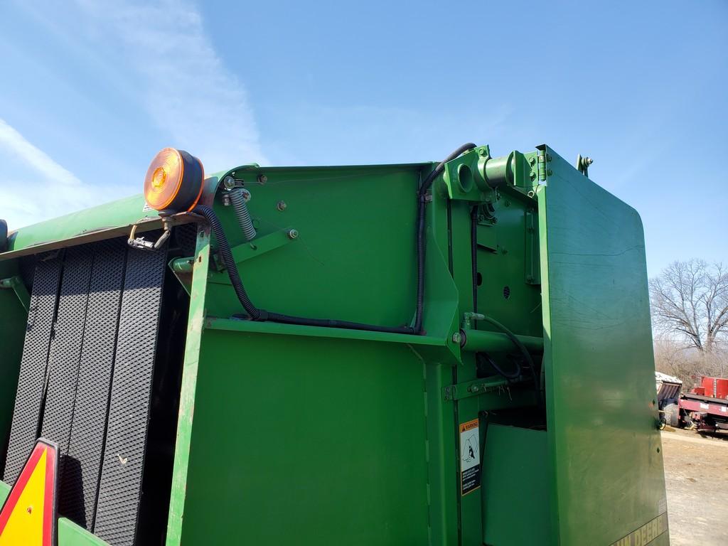 John Deere 335 Round Baler