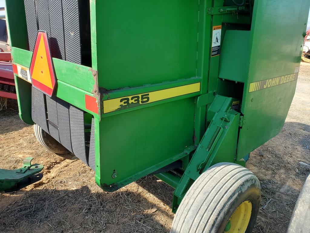 John Deere 335 Round Baler