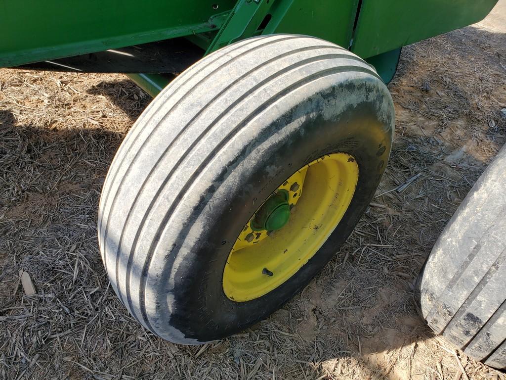 John Deere 335 Round Baler