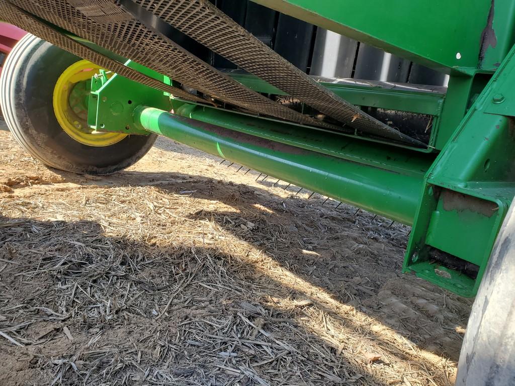 John Deere 335 Round Baler