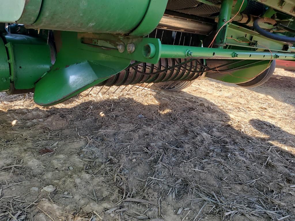 John Deere 335 Round Baler