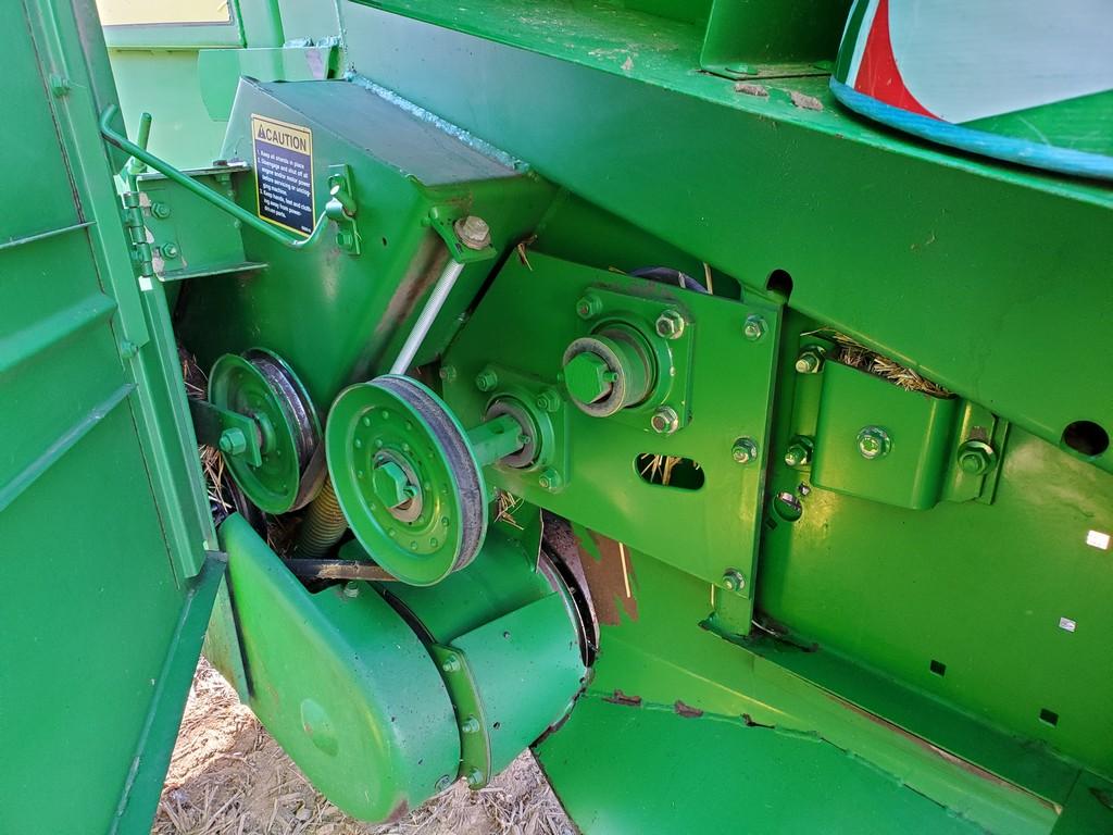 John Deere 335 Round Baler