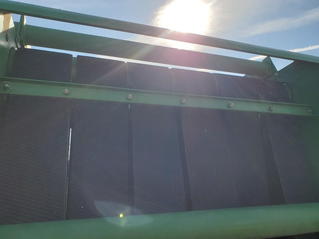 John Deere 335 Round Baler